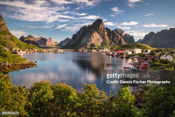 the beautiful town of reine on lofoten islands - norwegen stock-fotos und bilder