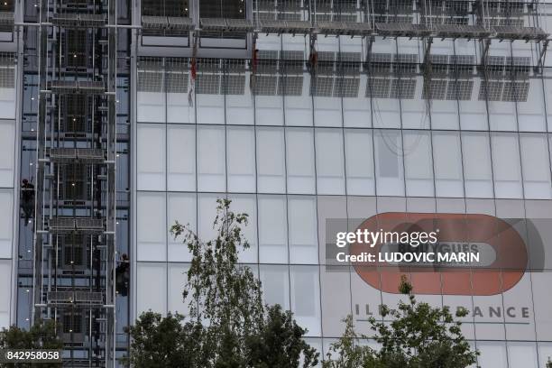 Picture taken on September 5, 2017 shows the logo of the Bouygues batiment logo on the under construction new Paris court in the new palace of...