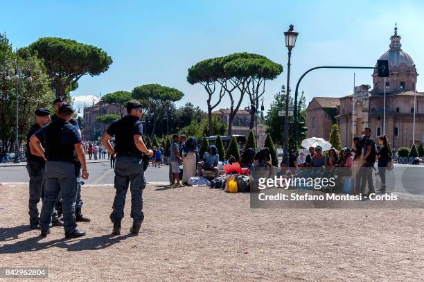 The police evict refugees from Piazza Venezia, who have returned following their removal from the area yesterday on September 5, 2017 in Rome, Italy....