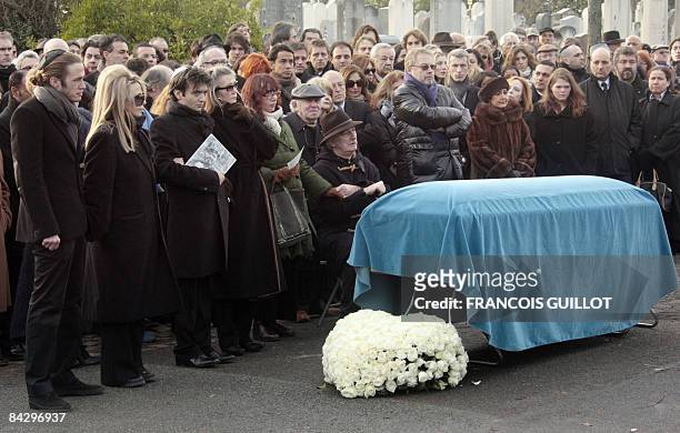 Friends and relatives of French filmmaker and producer Claude Berri attend Berri's funeral on January 15, 2009 at the Jewish cemetary of Bagneux,...