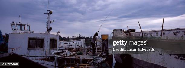 lake victoria, kampala, uganda. - fishing lake victoria stock pictures, royalty-free photos & images