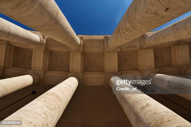 view of the bernini's colonnade from the bottom to the top - colonnato imagens e fotografias de stock