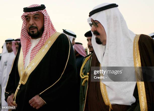 Emirati President Sheikh Khalifa bin Zayed al-Nahayan talks with Saudi King Abdullah bin Abdul Aziz al-Saud as the UAE delegation arrives for an...