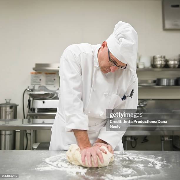 baker kneading bread dough - all purpose flour stockfoto's en -beelden