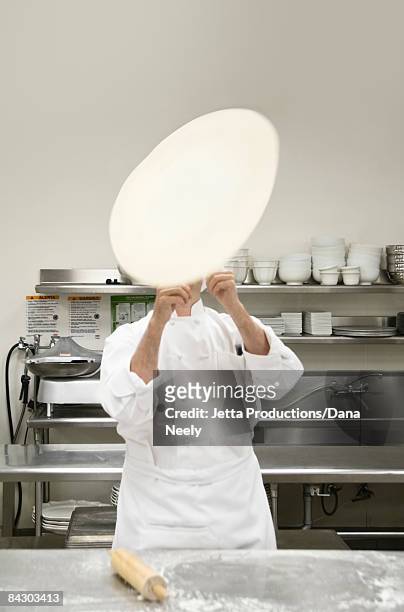chef tossing pizza dough - pizza toss foto e immagini stock