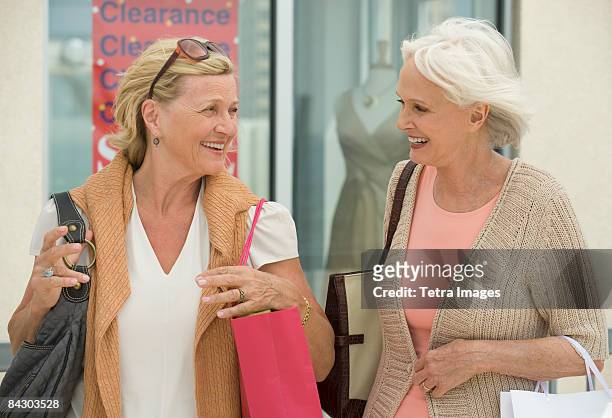 senior woman shopping - sac à main blanc photos et images de collection