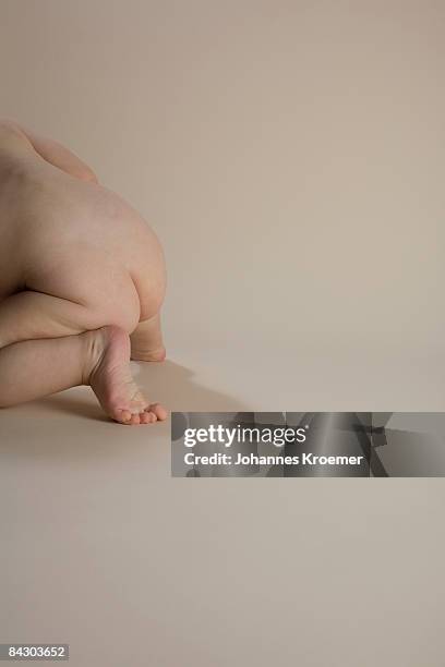 nude baby crawling - baby po stock-fotos und bilder