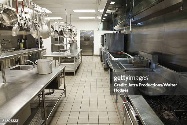 empty commercial kitchen - gewerbliche küche stock-fotos und bilder