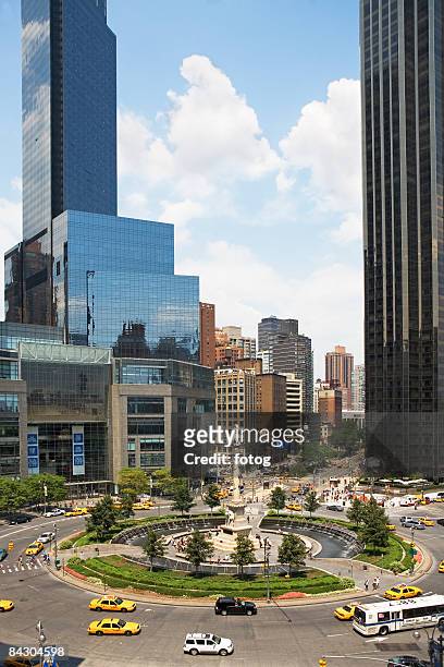 traffic roundabout in busy urban setting - columbus circle stock pictures, royalty-free photos & images
