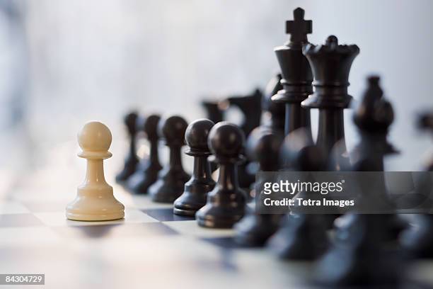 close up of chess pieces - schaken stockfoto's en -beelden