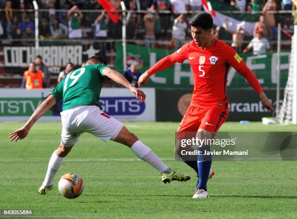 Francisco Silva of Chile fights for the ball with Jorge Flores of Bolivia during a match between Bolivia and Chile as part of FIFA 2018 World Cup...