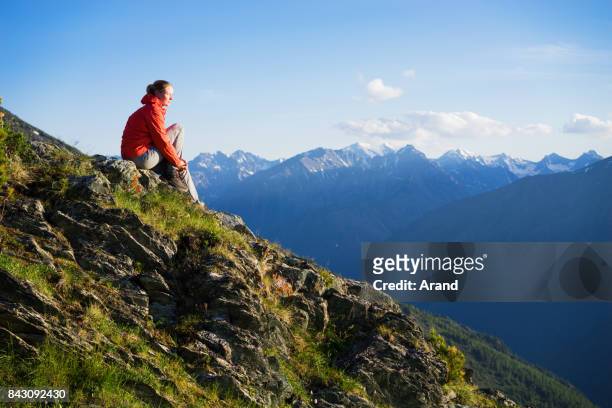 jeune femme de randonnée - montagnes altaï photos et images de collection
