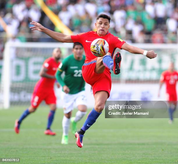 Alexis Sanchez of Chile controls the ball during a match between Bolivia and Chile as part of FIFA 2018 World Cup Qualifiers at Hernando Siles...