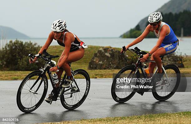 Julia Grant leads Johannah Jackson during the Womens Contact Cup during the Contact Tri Series on January 16, 2009 in Wanaka, New Zealand.