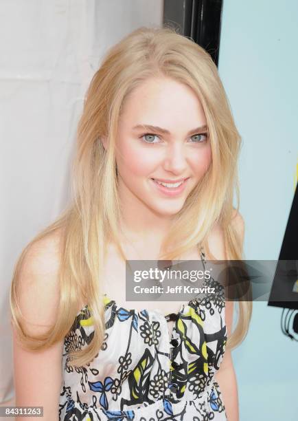 Actress AnnaSophia Robb arrives on the red carpet at Nickelodeon's 2008 Kids' Choice Awards at the Pauley Pavilion on March 29, 2008 in Los Angeles,...