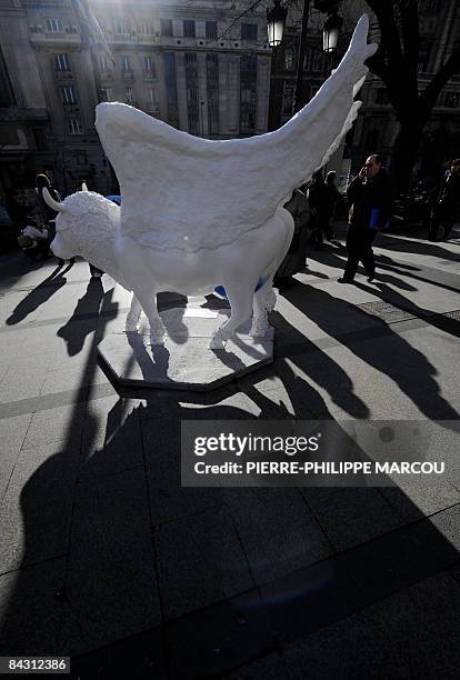 People look at a painted cow, created by Spanish artists and exhibited in Madrid, on January 16, 2009 for the first day of the Cow Parade. AFP PHOTO/...
