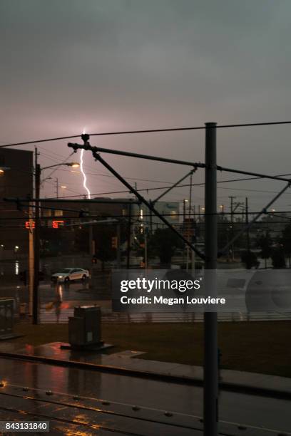 severe weather brings storm to downtown houston - megan rain 個照片及圖片檔