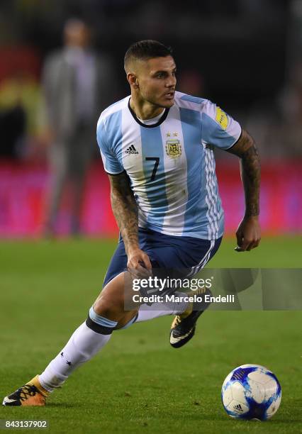Mauro Icardi of Argentina drives the ball during a match between Argentina and Venezuela as part of FIFA 2018 World Cup Qualifiers at Monumental...