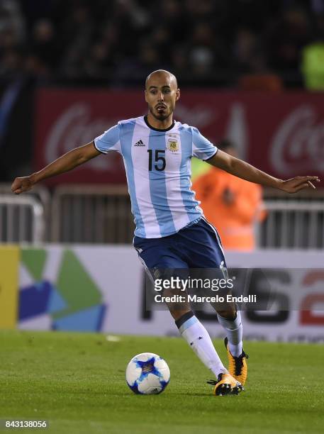 Guido Pizarro of Argentina drives the ball during a match between Argentina and Venezuela as part of FIFA 2018 World Cup Qualifiers at Monumental...