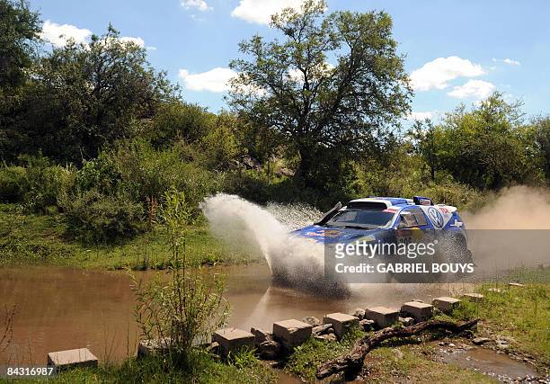 Giniel de Villiers of South Africa steers his Volkswagen during the 13th stage of the Argentina Dakar Rally 2009 between La Rioja and Cordoba,...