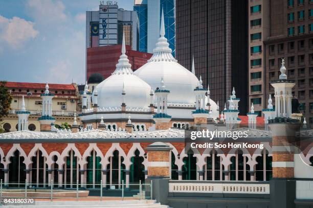 masjid jamek of kuala lumpur, malaysia - masjid jamek stockfoto's en -beelden