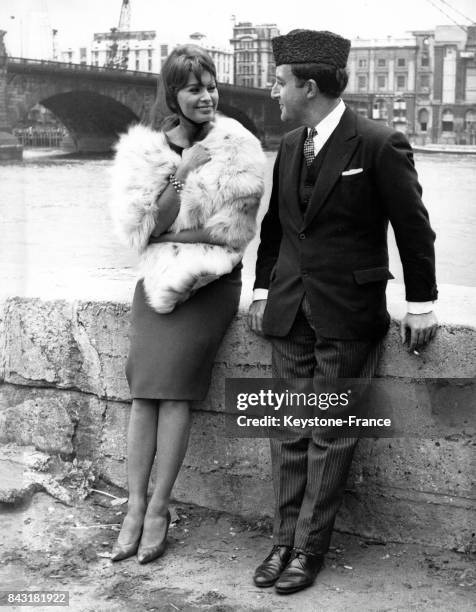 Sophia Loren discutant avec Peter Sellers sur le tournage du film 'Les dessous de la Millionnaire' de Bernard Shaw, à Londres, Royaume-Uni, le 12...