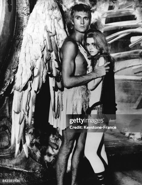 Les acteurs John Philip Law et Jane Fonda sur le tournage du film réalisé par Roger Vadim 'Barbarella', en 1968, dans les studios de Dino de...