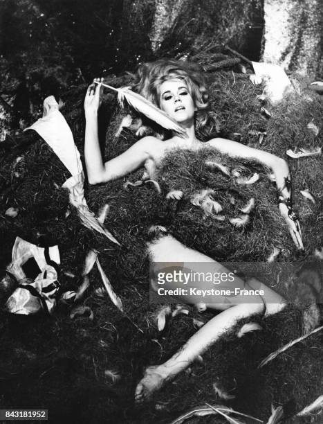 Jane Fonda sur le tournage de 'Barbarella' réalisé par Roger Vadim en 1968 dans les studios de Dino de Laurentiis à Rome, Italie.