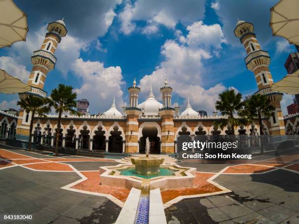 masjid jamek of kuala lumpur, malaysia - masjid jamek stockfoto's en -beelden