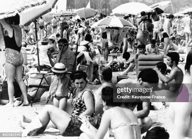 Foule d'estivants sur une plage en Italie, le 26 juillet 1970.