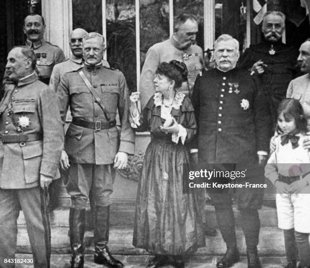 Le maréchal Foch, le général Pershing, Madame Joffre, le maréchal Joffre et le général Dubail photographiés durant la Première guerre mondiale à...