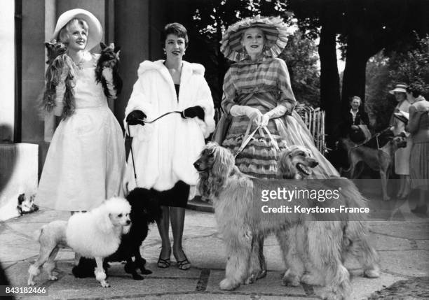 Le traditionnel gala d'élégance parisienne 'La Belle et la Bête' s'est déroulé dans les jardins des Ambassadeurs à Paris, France, le 9 juin 1958:...