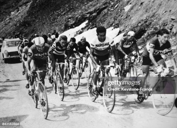 Raymond Poulidor, Jacques Anquetil, Federico Bahamontes et Mauricio Soler dans la montée du col de l'Iseran lors de l'étape Grenoble-Val d'Isère sur...