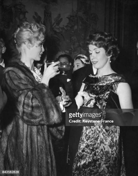 Brigitte Bardot et Danielle Darrieux lors de la remise des 'Victoires' du cinéma français dans les salons de l'industrie et du commerce à Paris,...