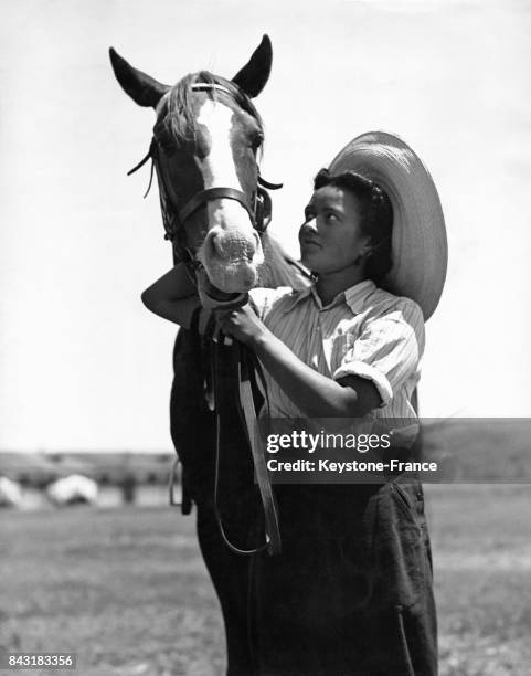 Jeune agricultrice photographiée avec son cheval, en Turquie.