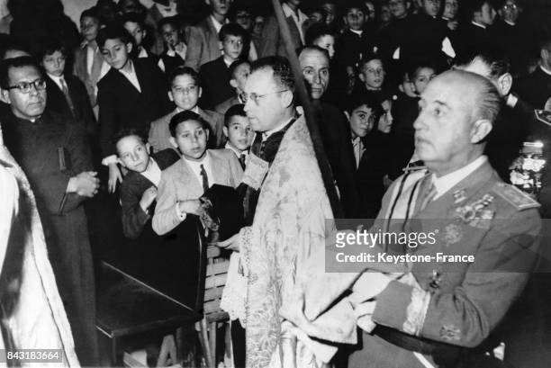 Le Général Franco porte l'épée du Roi Ferdinand dans la cathédrale jusqu'à la Tombe du Monarque pour célébrer les 500 ans des Rois Catholiques ayant...