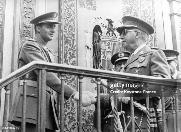 Poignée de main entre le Prince Juan Carlos et le Général Franco, circa 1970 en Espagne.