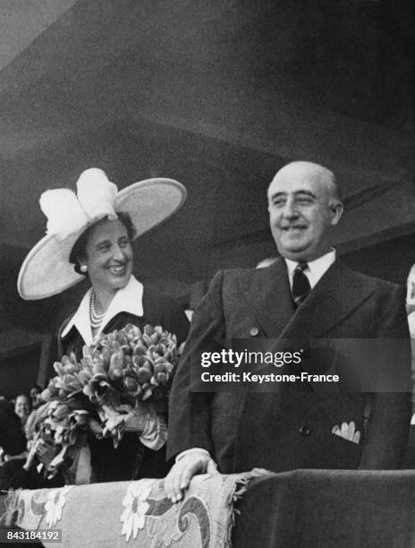 Le Caudillo Franco et sa femme Carmen assistent à la victoire de l'équipe espagnole contre le Portugal lors des championnats du monde de football au...