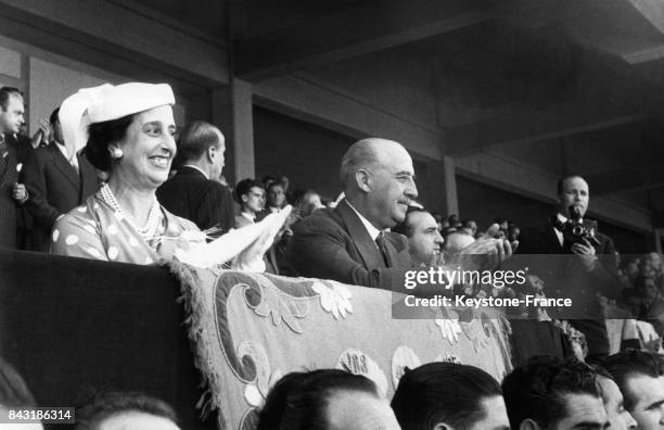 Carmen Franco et le Général Franco assistent à un match de football et applaudissent les vainqueurs depuis la tribune à Madrid, Espagne.