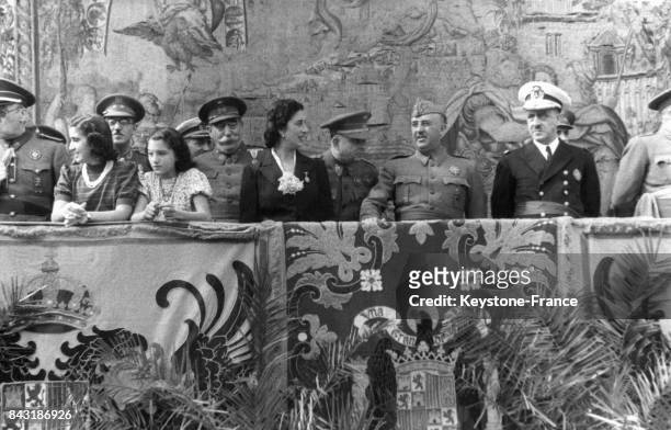 Franco, sa femme Carmen et sa fille à la tribune en compagnie de leur garde personnelle lors d'un défilé au Pardo, circa 1930 en Espagne.