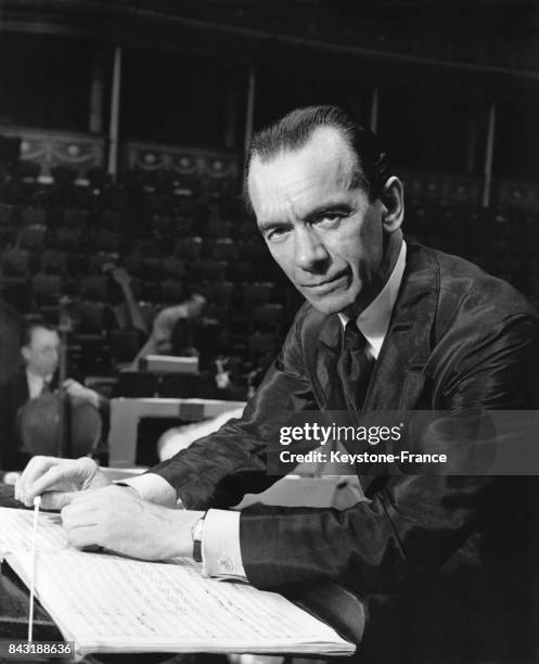 Le chef d'orchestre Sir Malcolm Sargent au Royal Albert Hall lors d'une répétition avec l'orchestre symphonique de Londres en prévision des concerts...