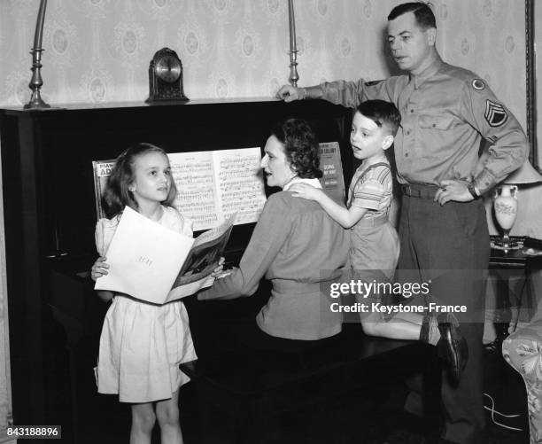 Carl Mau, ancien éditeur d'un journal, et candidat au poste de gouverneur de Pennsylvanie en tant qu'ancien GI de l'armée américaine, chante en...