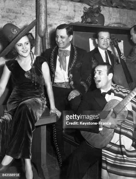 Les acteurs Ruth Roland et Ben Bard jouent dans un orchestre improvisé lors de la fête d'anniversaire d'Harry Grieve organisée par sa femme Jetta...