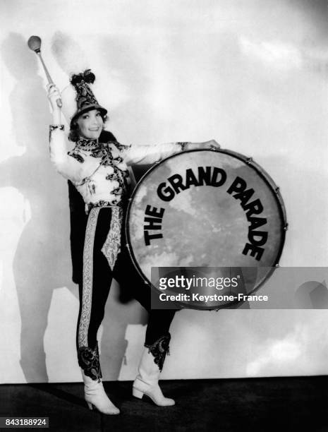 Actrice Helen Twelvetrees porte un costume de tambour de fanfare pour son rôle principal dans un nouveau spectale à Hollywood, Los Angeles, en...