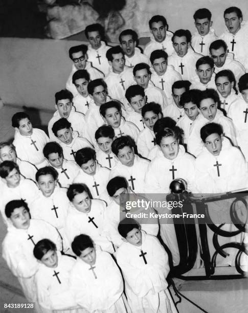 Les petits chanteurs à la croix de bois répètent leur concert à l'institut français de South Kensington le 20 novembre 1946 à Londres, Royaume-Uni.