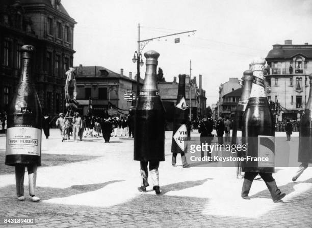 Défilé de bouteilles de champagne dans les rues de la ville pour la fête des vins présidée par Albert Lebrun, circa 1930 à Reims, France.