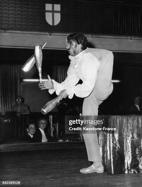 Le jongleur français Fify lors de son numéro avec des quilles au cirque le 9 juin 1956 à Hambourg, Allemagne.