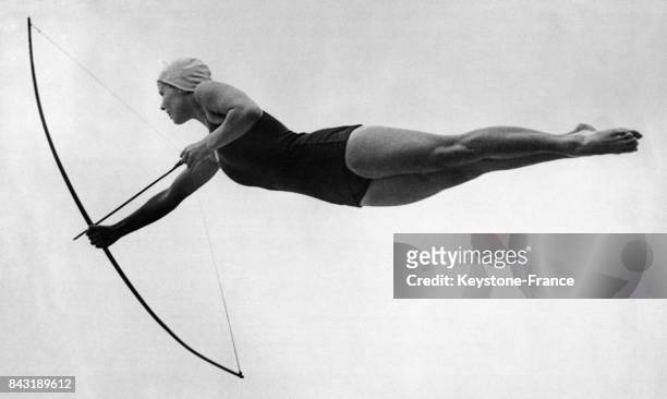 Ruth Jump, championne américaine de plongeon, plonge en bandant son arc, prête à tirer une flèche, en s'entraînant au saut dit 'Plongeon de Diane' en...