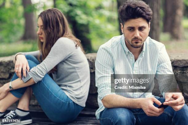 jong koppel in relatie problemen weg elkaar te blijven - menselijke relaties stockfoto's en -beelden