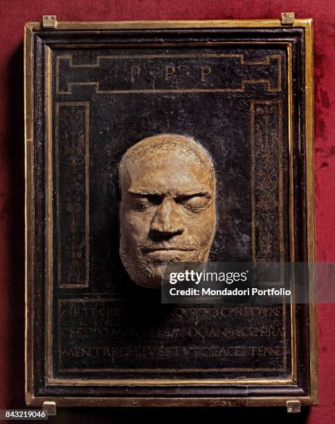 Italy, Tuscany, Florence, Museo degli Argenti. Whole artwork view. Death Mask of Lorenzo the Magnificent, who died in 1492, made of patinated gypsum...